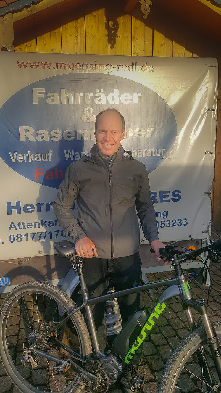 Hermann Kobres mit Rad vor seiner Werkstatt